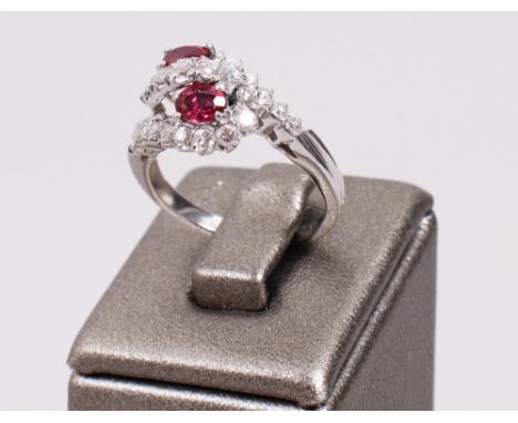 Rubin-Diamant-Ring, 750er Weißgold, 20.Jh. in verschlungen gearbeiteter Fassung 25 Diamanten im Brillantschliff in Farbe Wess