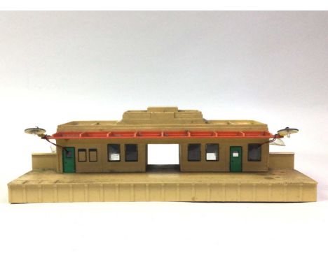 GROUP OF VARIOUS MODEL RAILWAY ITEMS, including various Bachmann rolling stock, comprising coaches and wagons, with various a