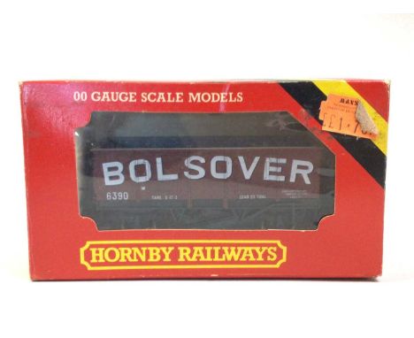COLLECTION OF MODEL RAILWAY EQUIPMENT, comprising platforms, carriages and track accessories