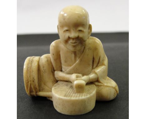 A Japanese Ivory Netsuke:
Meiji period
In the shape of an elderly drummer. Artist's signature to the base
H 4 cm
 CONDITION R