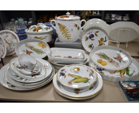 An assortment of Royal Worcester fine porcelain dinner ware comprising 'Evesham' etc.
Condition report: 18 pieces in total. S