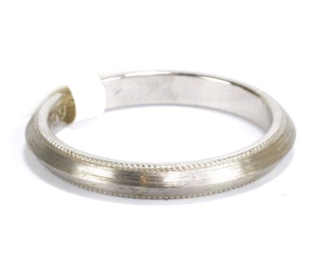 A platinum wedding band, size O, approx 4.8g.
