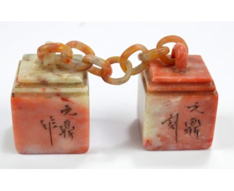 A Chinese Shoushan stone chained double seal, each with inscription to one side, width of each seal 3.5cm.