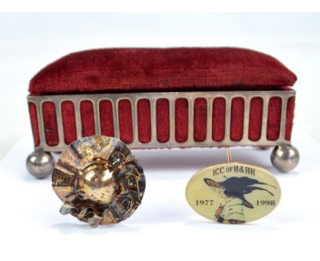 An Elizabeth II hallmarked silver Hat Pin Society commemorative hat pin modelled as a hat decorated with bow and lily pads, m