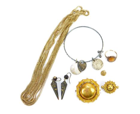 A small group of costume jewellery including yellow metal necklace (af), two brooches, dress ring, small yellow metal seal se