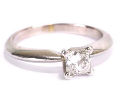 A platinum and princess cut diamond solitaire ring, the stone approx 0.25cts, size J, approx 4.6g.