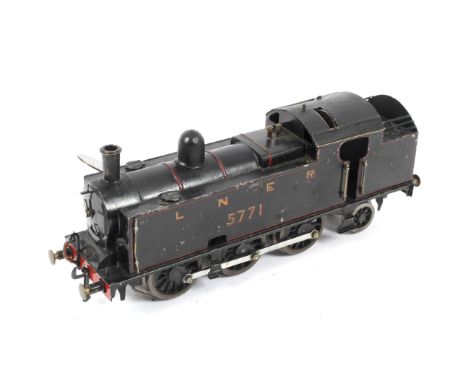 0 gauge LNER 0-6-2 5771 tank engine. Scratch built, with clockwork mechanism and key.