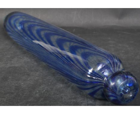 A Victorian 19th century Nailsea glass rolling pin with cobalt blue striped decoration. It measures approx. 46cm long. The lo