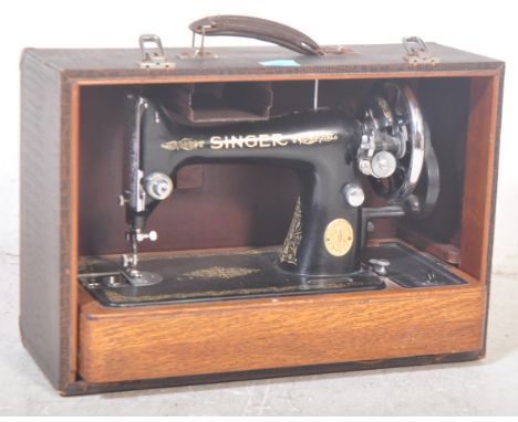 A vintage 20th Century Singer sewing machine. With gilt detailing to an ebonised machine frame. The Singer Manufacturing Co. 