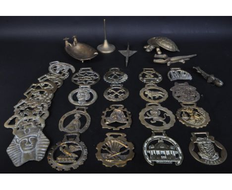 A collection of vintage 20th century brass items to include a novelty ashtray in the form of a bath tub with articulated taps