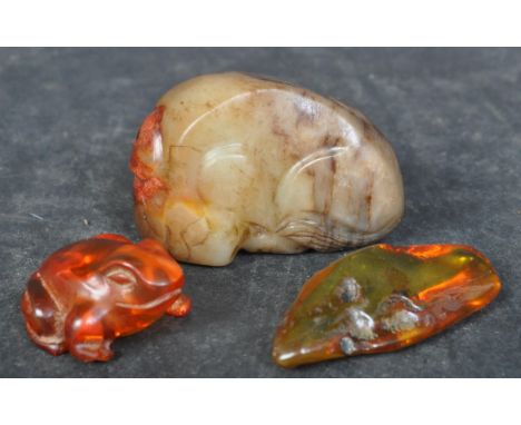 A vintage 20th century carved Chinese hardstone tiger figure, together with an amber frog and a believed amber nugget. Measur