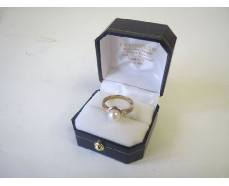 9ct gold centre pearl ring size M 3.2g 