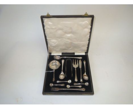 Hallmarked silver tea service flatware in original fitted case, 10ozt, by B.B.S Ltd Birmingham in good condition.
