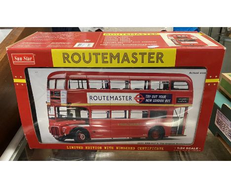 ROUTEMASTER LONDON BUS 1:24 SCALE IN ORIGINAL BOX