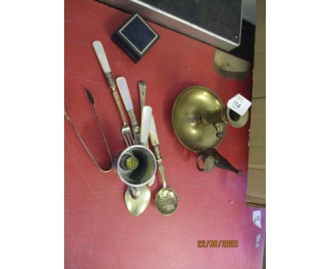 SMALL QUANTITY OF VARIOUS METAL WARES INCLUDING PUSH UP BRASS CANDLESTICK WITH SNUFFER, VARIOUS MOTHER OF PEARL PLATED CUTLER
