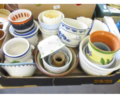 BOX CONTAINING VARIOUS SMALL CERAMIC PLANTERS