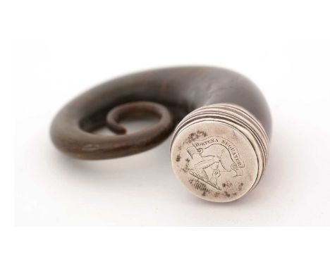 A Victorian silver-mounted curly horn snuff mull, with a pull-off cover, engraved with a crest and motto "FORTUNA SEQUATUR", 