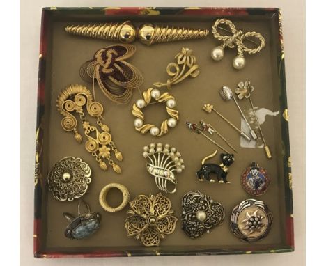 A quantity of vintage brooches, pins, badges and scarf clips. To include stone set brooches, 1955 Butlins badge, Rupert Bear 