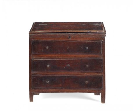 CASSETTONE IN MINIATURA XIX secolo - A MINIATURE COMMODE 19th Century  In legno di noce, a tre cassetti con traversa, quello 