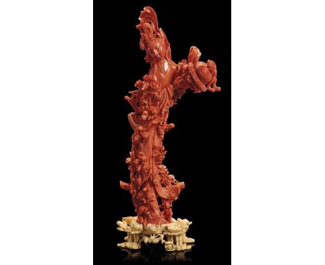 GRAZIOSA FIGURA FEMMINILE IN CORALLO CON BASE IN AVORIO Cina, dinastia Qing, XIX secolo - A GRACEFUL FEMALE FIGURE IN CORAL W