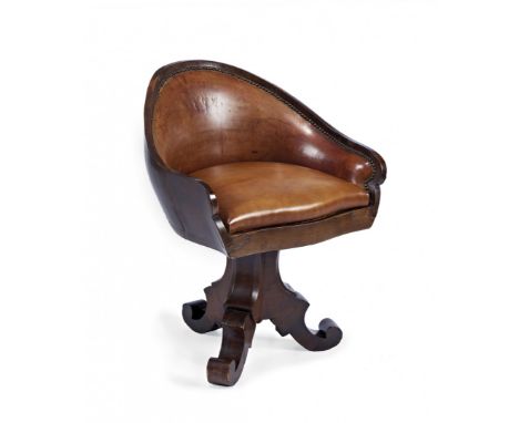 POLTRONCINA GIREVOLE Inghilterra, XIX secolo - A WALNUT SWIVEL TUB ARMCHAIR England, 19th Century  In noce, a pozzetto, tripo