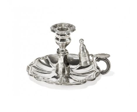 BUGIA IN ARGENTO XVIII secolo - A SILVER CHAMBER CANDLESTICK 18th Century  Il piatto circolare sagomato sbalzato, con collo t