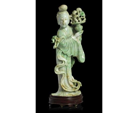 GRANDE FIGURA DI MAGU (?) CON VASO DI FIORI IN GIADEITE Cina, XX secolo - A LARGE FIGURE OF MAGU (?) WITH VASE OF FLOWERS IN 