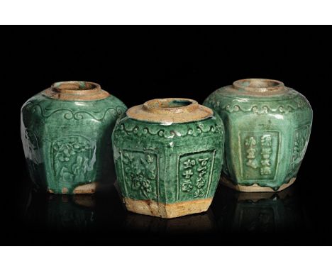 TRE GRANDI “GIARE DA ZENZERO” ESAGONALI Cina, fornaci di Shiwan (Guangdong), XVIII-XX secolo - THREE LARGE HEXAGONAL “GINGER 