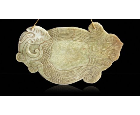  PLACCA A FORMA DI FENICE IN GIADA Cina, inizio XX secolo - A PLAQUE IN THE FORM OF A PHOENIX IN JADE China, early 20th centu