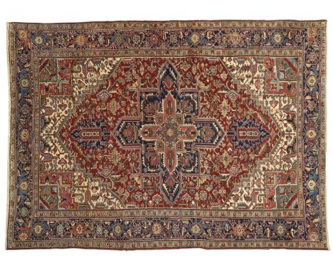 TAPPETO - A HERIZ CARPET  Heriz Persia nord-occidentale, 1930 circa Il medaglione polilobato in campo rosso, i pendagli super