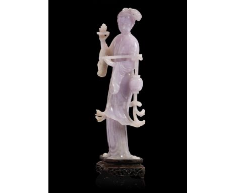 FIGURA FEMMINILE (LA DEA DELLA LUNA?) CON LANTERNA IN GIADA LAVANDA Cina, XX secolo - A FEMALE FIGURE (THE GODDESS OF THE MOO