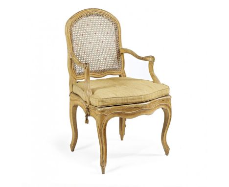 PAIO DI POLTRONE IN LEGNO INTAGLIATO E LACCATO Piemonte, metà del XVIII secolo - A PAIR OF CARVED AND PAINTED WOOD ARMCHAIRS 