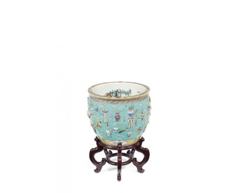 COPPIA DI BACILI PER PESCI ROSSI IN PORCELLANA CON SMALTI IN FAMILLE ROSE Cina, 1960-70 circa - A PAIR OF FISHBOWLS DECORATED