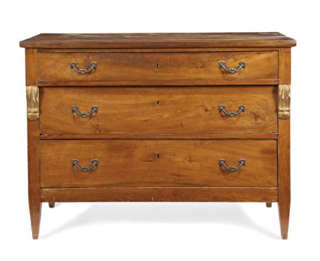 CASSETTONE Prima metà del XIX secolo - A WALNUT COMMODE First half of 19th Century In noce, a tre cassetti, due fregi lateral