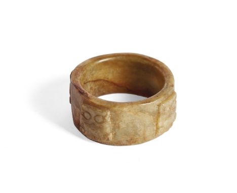  BRACCIALE IN NEFRITE CON MASCHERE BARBUTE IN RILIEVO IN STILE ARCAICO Cina, XIX secolo (?) - A BRACELET IN NEPHRITE WITH ARC