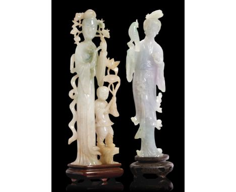  DUE FIGURE DI GUANYIN IN GIADA Cina, XX secolo - TWO FIGURES OF GUANYIN IN JADE China, 20th century  Una Guanyin con bambino