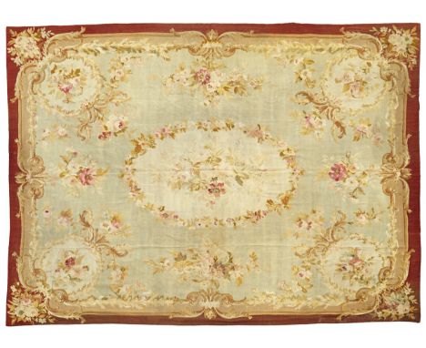 TAPPETO AUBUSSON Francia, Napoleone III, XIX secolo - AN AUBUSSON CARPET France, 19th Century  A grandi mazzi e corone di fio