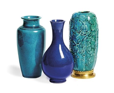 GRUPPO DI TRE VASI CON INVETRIATURA MONOCROMA - A GROUP OF THREE VASES WITH MONOCHROMATIC GLAZING  Cina, dinastia Qing (1644-