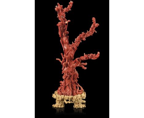  COMPOSIZIONE DI DIVINITÀ CON FANCIULLA IN CORALLO SU BASE IN AVORIO INTAGLIATO Cina, dinastia Qing, fine XIX secolo - A COMP