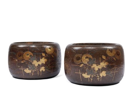  COPPIA DI BRACIERI (HIBACHI) Giappone, periodo Meiji (1868-1912) . - A PAIR OF BRAZIERS (HIBACHI)  Ottone a sezione circolar