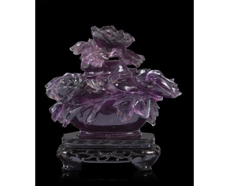  GIARA CON COPERCHIO CIRCONDATO DA PEONIE IN AMETISTA Cina, XX secolo - A JAR WITH LID SURROUNDED BY PEONIES IN AMETHYST Chin