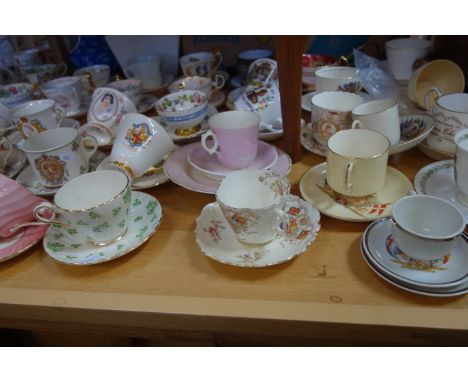 A LARGE COLLECTION OF ROYAL COMMEMORATIVE TEA CUPS AND SAUCERS 