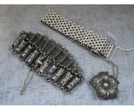 A SILVER GATE LINK BRACELET, one other white metal bracelet and a brooch (3) 
