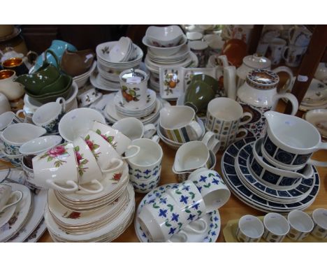 A LARGE COLLECTION OF MIDWINTER CERAMICS 