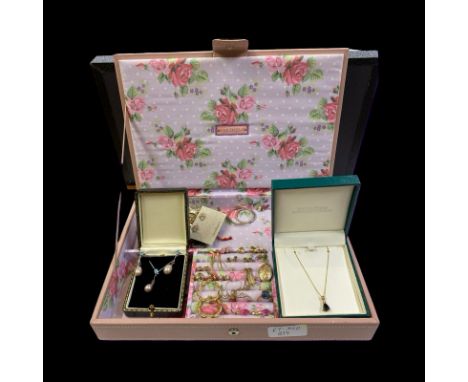 Mixed quantity of jewellery to include approximately 25 grams of 9ct gold: 375 white gold pearl, topaz and pink glass stone n