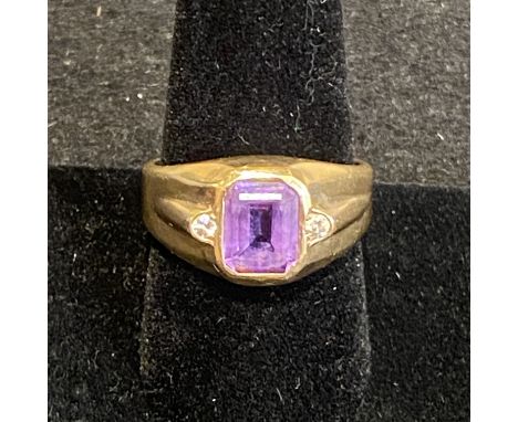 Gents 14ct gold Kunzite and diamond ring. Weight approx 11.9g. In good condition.   