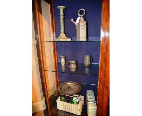 A small quantity of collectables, comprising of pewter wares, set of vintage 3kg scales with assorted weights and Fujicascope