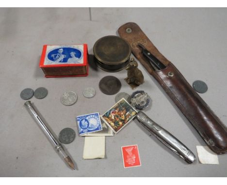 A quantity of antique and vintage collectables 