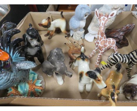 A tray of assorted ceramic animal figures 
