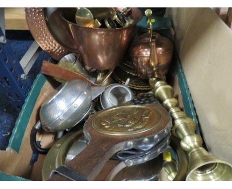 A tray of assorted metal ware etc to include a cooper and brass hunting horn 